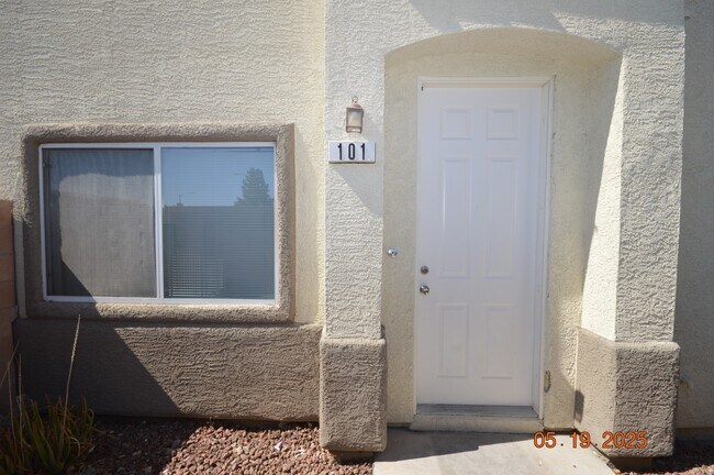 Foto del edificio - 6321 Desert Leaf St