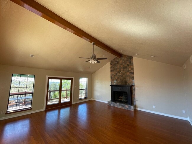 Building Photo - Very spacious home on a quiet street in de...