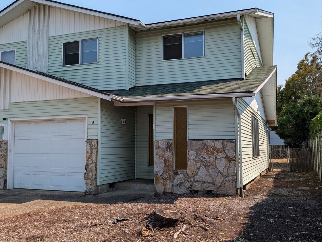 Foto principal - Great 2 bed/1.5 bath townhome in Springfield