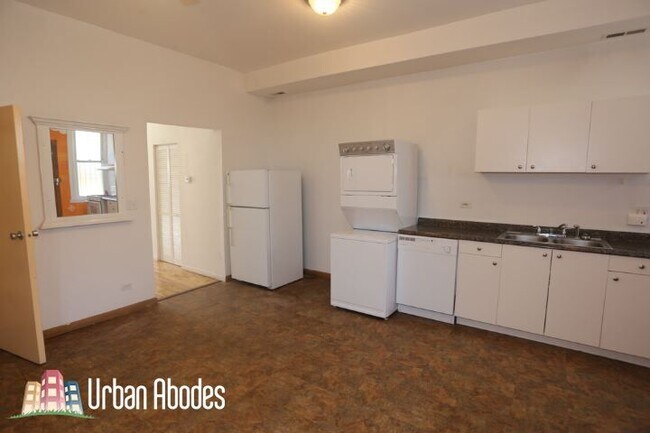 Building Photo - 2036 W North Ave