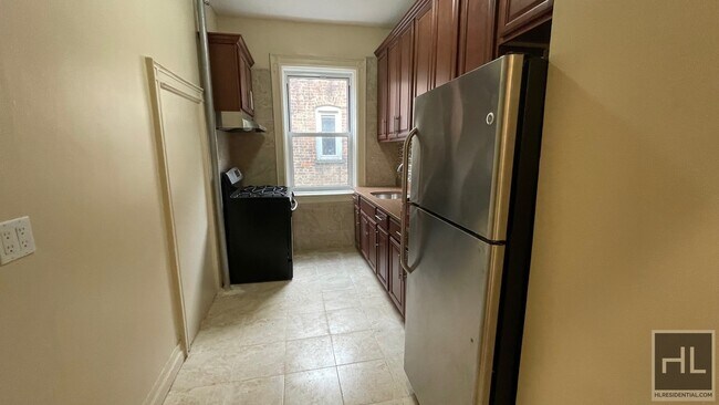 Foto del edificio - FRESHLY GUT RENOVATED LARGE 4 BEDROOMS /2 ...