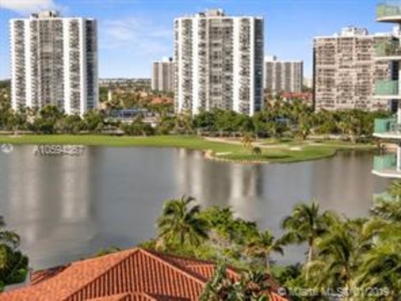 Foto principal - 19900 W Country Club Dr