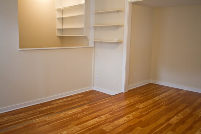 Building Photo - Adorable studio apartment, walk to UNC and...