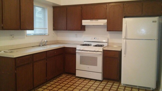 Foto del edificio - NO SEC 8 - 3 bedroom 1 bath brick ranch wi...