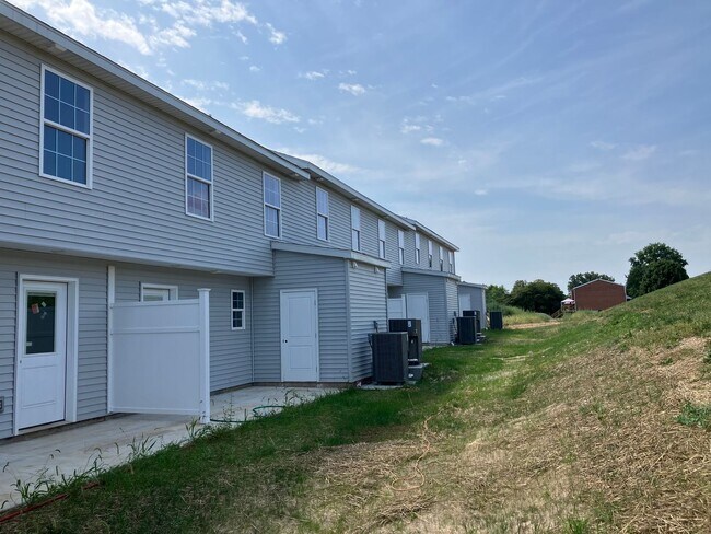 Foto del edificio - NEW 3 bed/2.5 bath townhome rentals in SPRING GROVE SCHOOL DISTRICT - LEASING SPECIALS