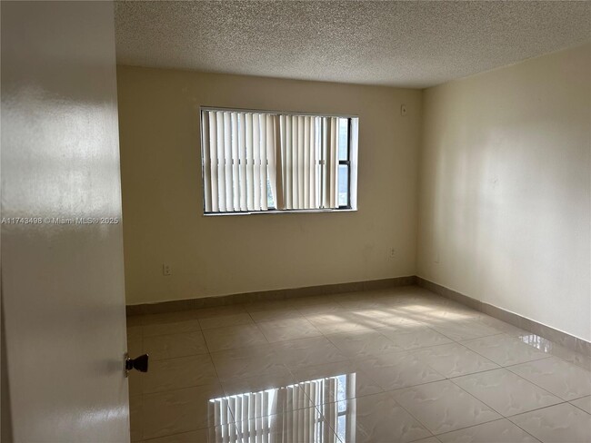 Foto del edificio - 7110 NW 179th St