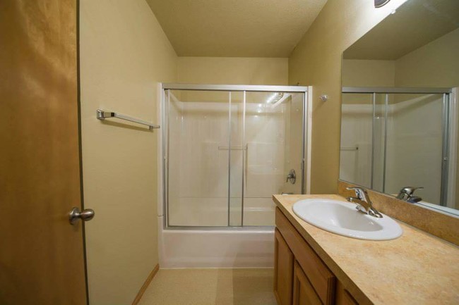 Bathroom - 1566 Irving Ave