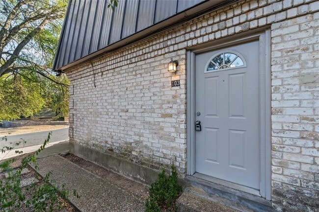 Building Photo - 2800 Westhill Dr