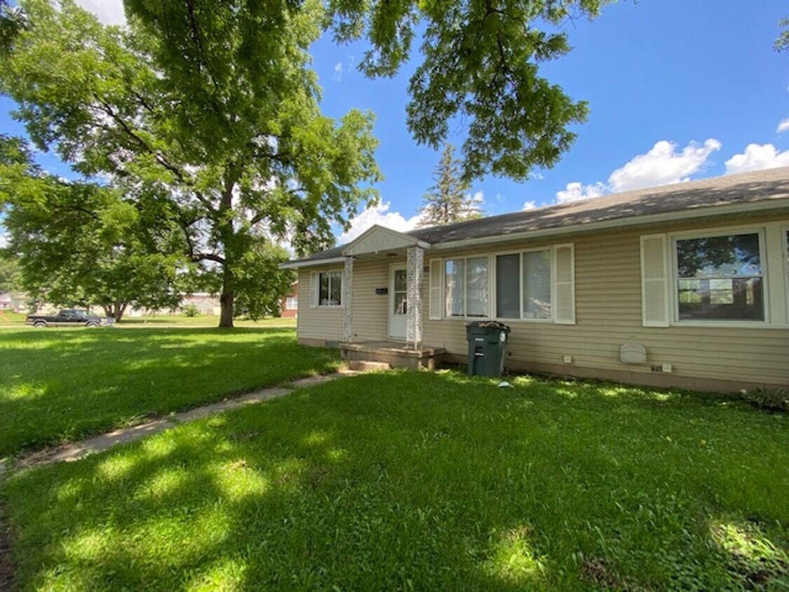 Foto principal - 215 Western Ave