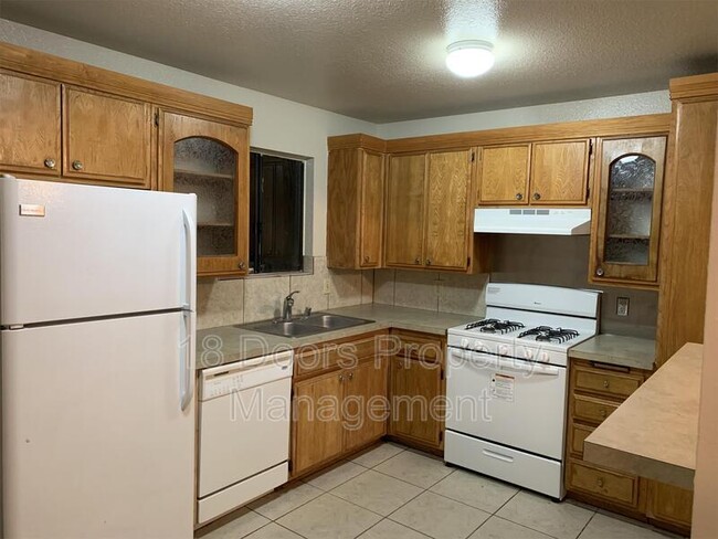 Building Photo - 885 Iona Dr