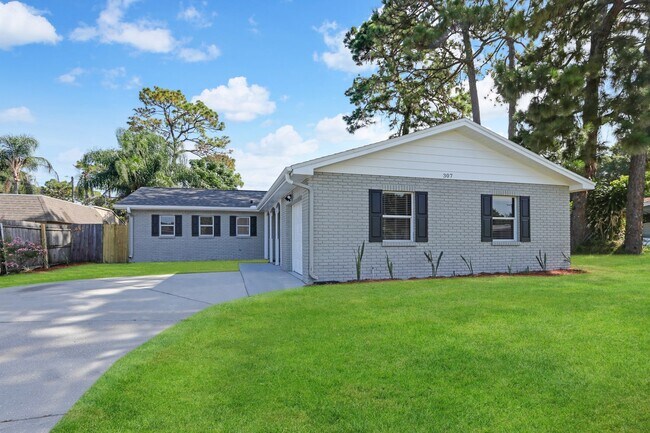 Building Photo - 307 Floral Dr