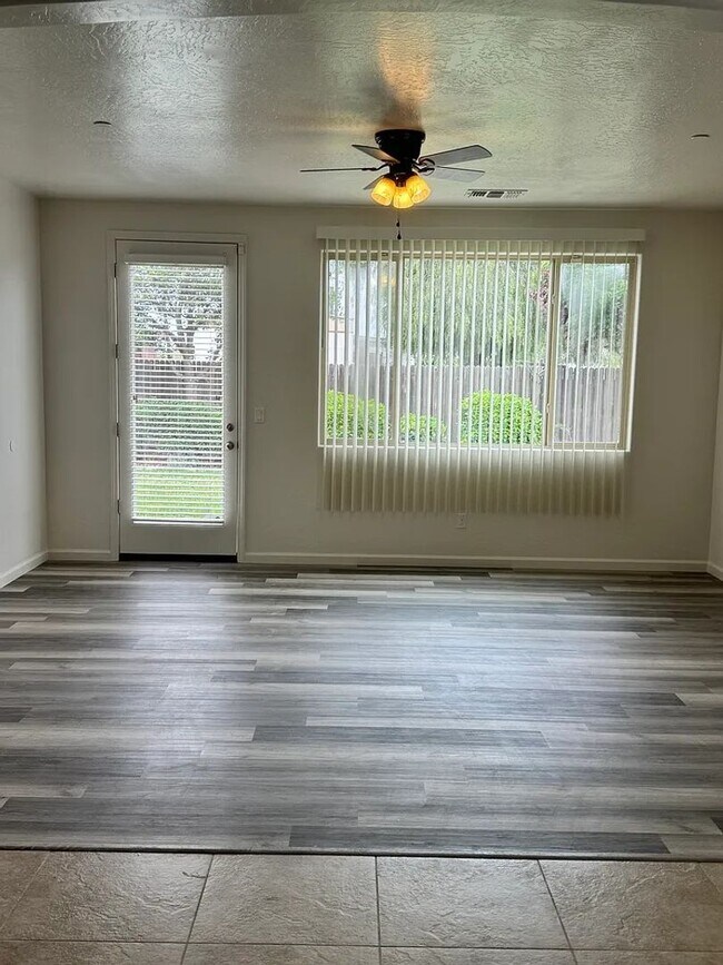 Building Photo - Beautiful Home! Move in ready!