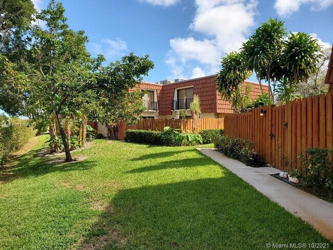 Building Photo - 3125 San Fernando Dr