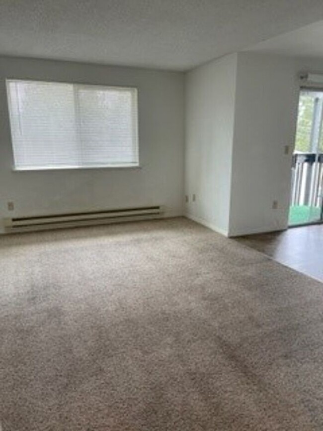 Building Photo - Cute & Spacious 2 Bedroom 1 Bath 4 Plex in...