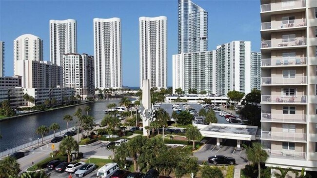 Foto del edificio - 500 Bayview Dr