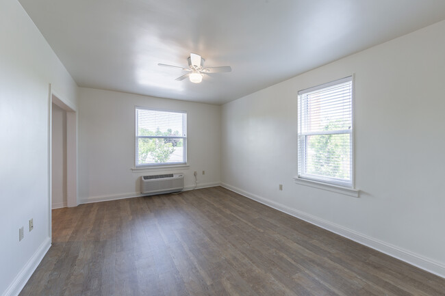 Foto del edificio - 107 Bloomingdale Ave