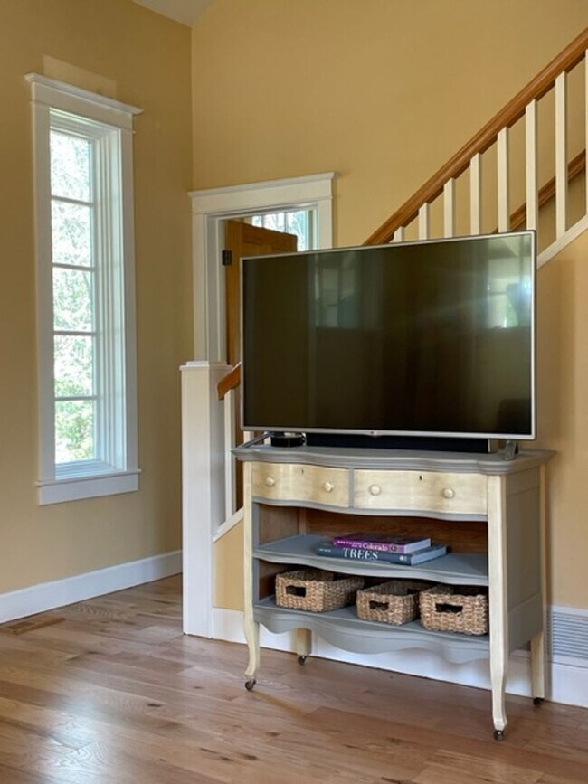 Building Photo - Spring Semester Furnished House!