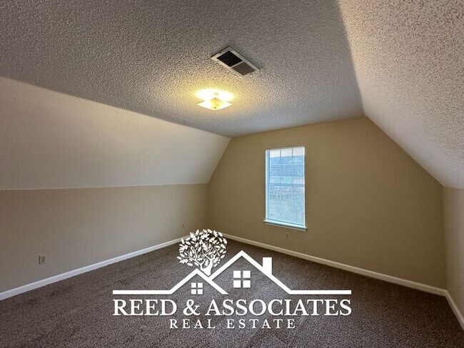 Foto del edificio - 4 Bedroom + BONUS Located in Quiet Cove!