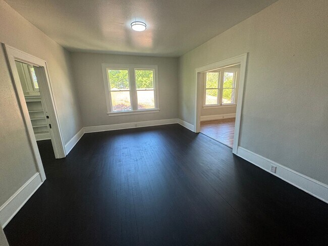 Building Photo - Remodeled Highland Apartment