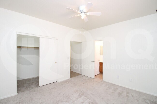 Foto del edificio - 2300 E Magma Rd