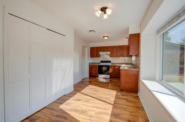 Foto del edificio - 15811 Boonridge Rd