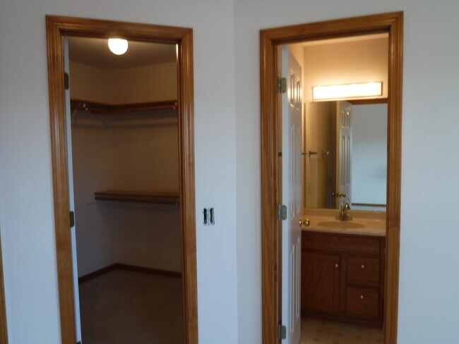 Building Photo - 4017 Bay Point Dr