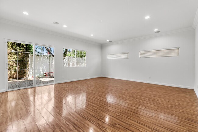 Foto del edificio - 15419 Valerio St