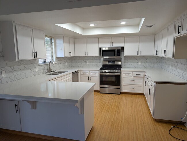 Foto del edificio - Cute and updated Clovis home offering wonderful amenities, good size lot, a bid backyard + potent...
