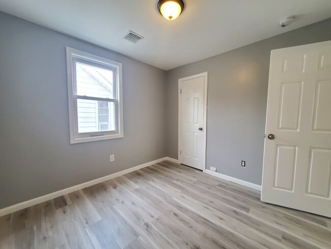 Building Photo - 176 Mapes Ave