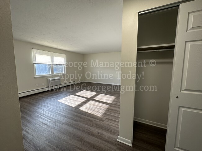 Building Photo - Georgetown Manor Apartments for Rent in We...