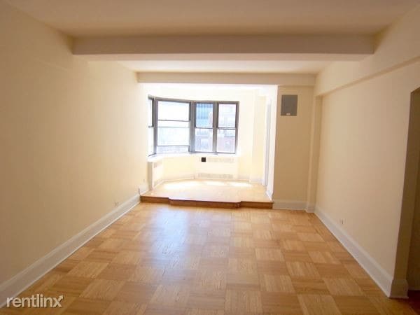 Building Photo - 10 E 56th St