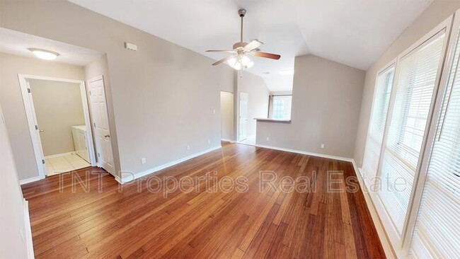 Building Photo - 1124 Carolina St