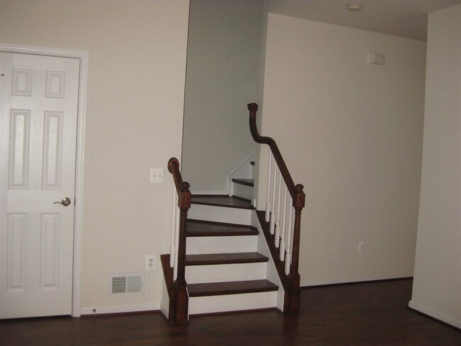 Building Photo - 136 Villa Circle