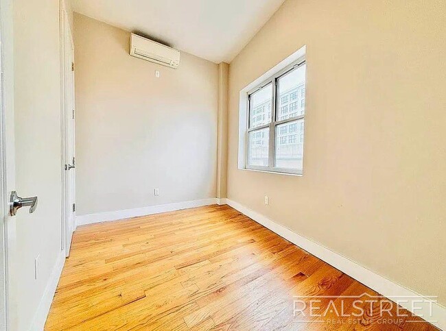 Foto del edificio - Super Sunny Gorgeous 2 Queen Size Bedroom in Prime Clinton Hill!