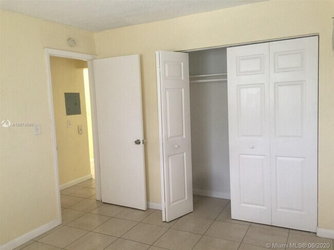Foto del edificio - 257 S Royal Poinciana Blvd