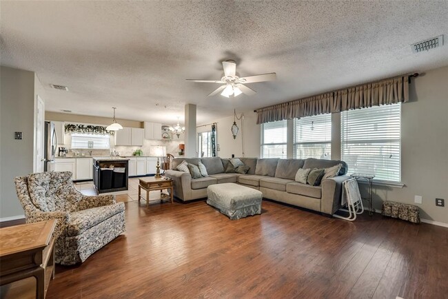 Building Photo - 1601 Red Oak Trail