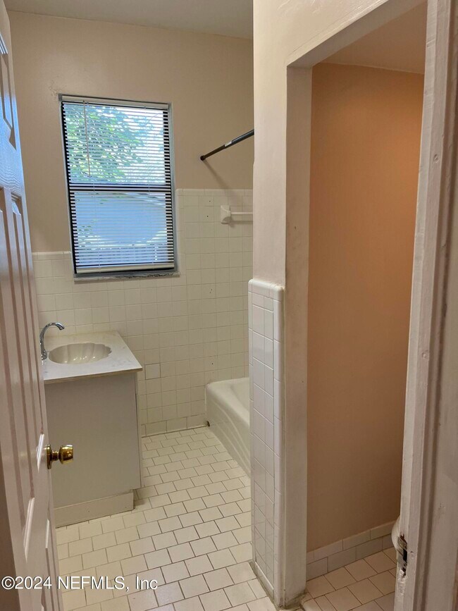 Building Photo - 5105 Hollycrest Dr