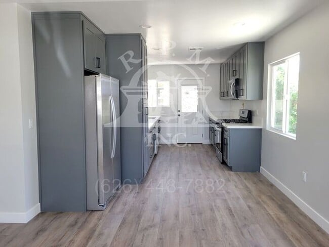 Building Photo - Modern 3 Bedroom Front House