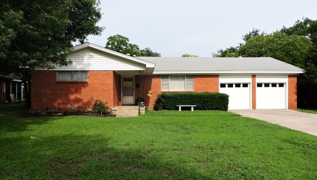 Building Photo - Live in Benbrook!