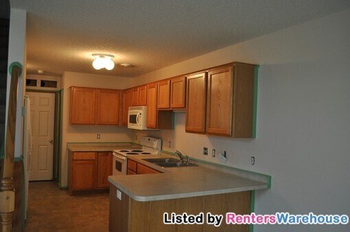 Building Photo - Awesome Townhouse 3 beds and 1.5 baths (No Pets) Showings on 10-27-25 make a appointment today!
