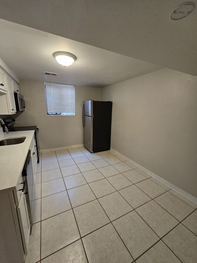 Building Photo - Updated and Spacious 1-Bed, 1-Bath Apartme...