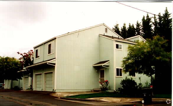 Building Photo - 146 3rd St