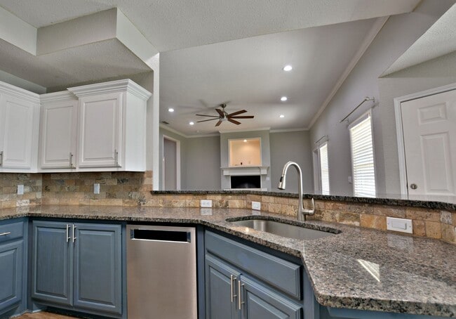 Foto del edificio - Beautifully designed 4 Bed 2 Bath home wit...