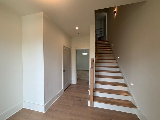 Foto del edificio - "Spacious and Elegant 4-Bedroom Home on Dover Avenue with 3.5 Baths and Nearly 3000 Sq Ft of Livi...
