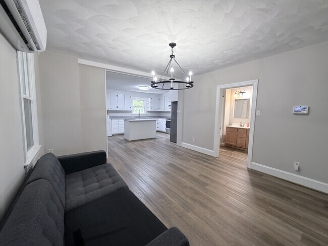 Building Photo - 714 B St