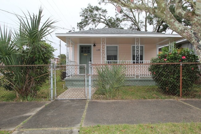 Building Photo - Charming 2-Bedroom Cottage Near Downtown P...