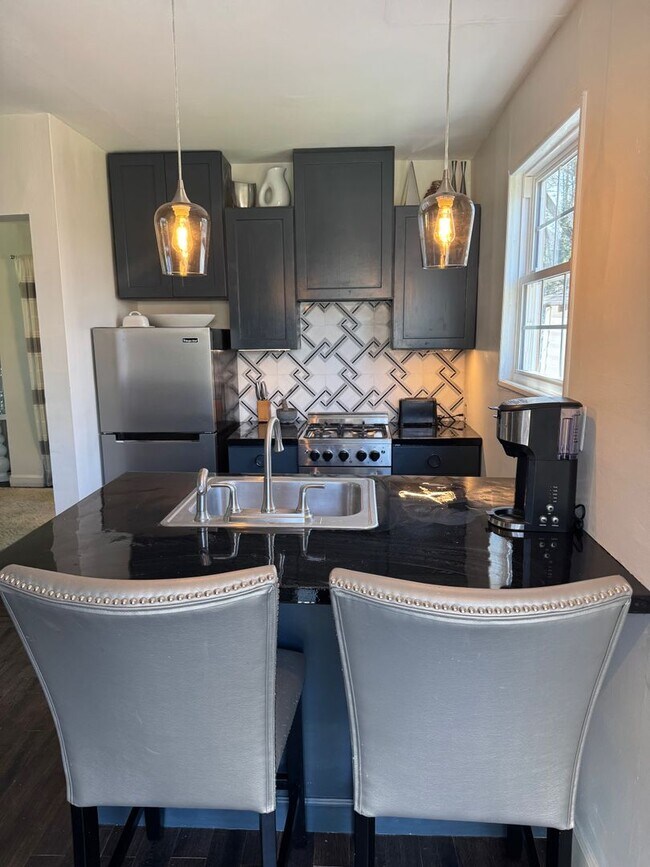 Foto del edificio - Adorable Garage Apartment Living in the Riverside Community