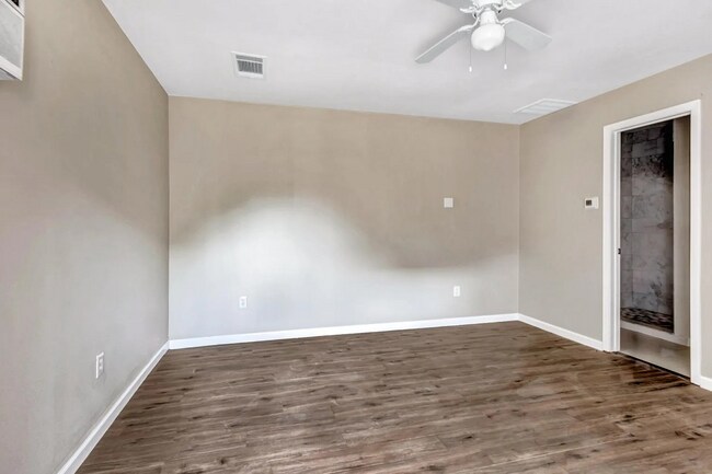 Foto del edificio - 2351 Longhorn St