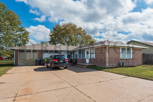 Building Photo - 306 S Twin Pines Ave