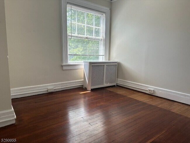 Building Photo - 752 Valley Rd